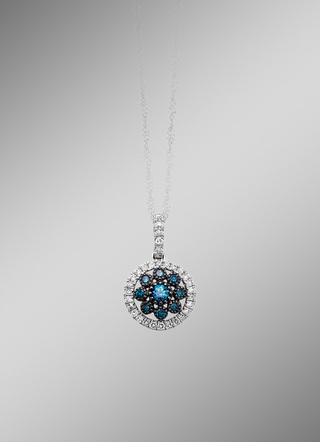 Schöner Anhänger mit blauen Brillanten und weißen Diamanten